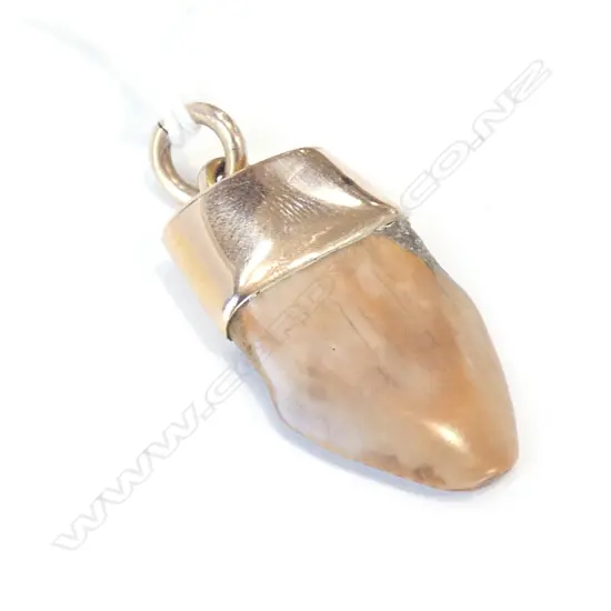 9CT GOLD & CARVED STONE PENDANT