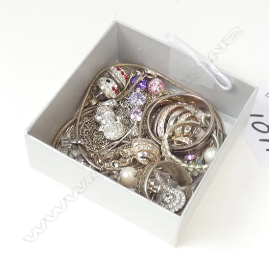 SILVER JEWELLERY - PENDANTS / CHAINS EARRINGS 