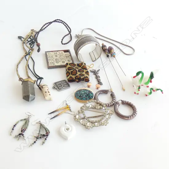 BAG ASST. COSTUME JEWELLERY + 2 9CT STUDS