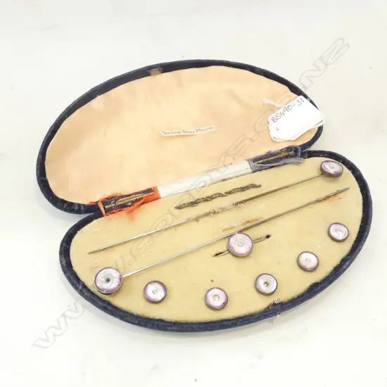 VINTAGE CASED STG SILVER BUTTON MOUNTS WITH NEEDLES 