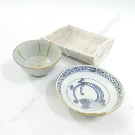 2 SMALL MING STYLE B/W CUPS w. GILT REPAIRS + A CRACKLE GLAZE TRAY W.145mm