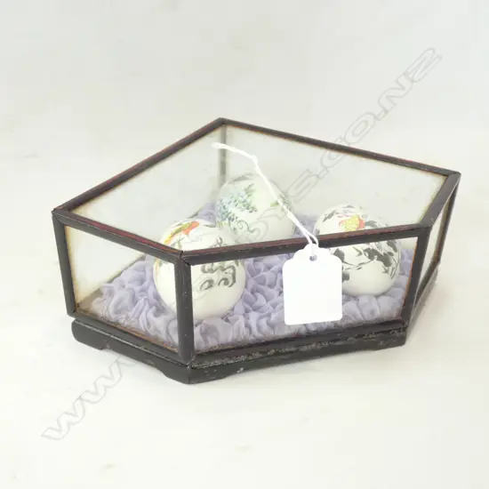3 PAINTED ORIENTAL EGGS IN CASE H.145mm