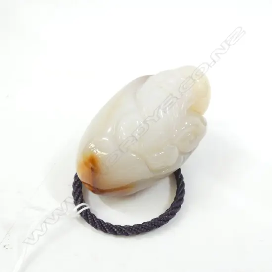 LGE PALE AGATE HANDLING PIECE OLD MAN L.88mm