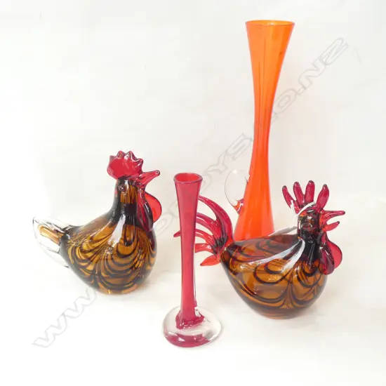 2 ART GLASS ROOSTERS + 2 RED VASES H.305mm