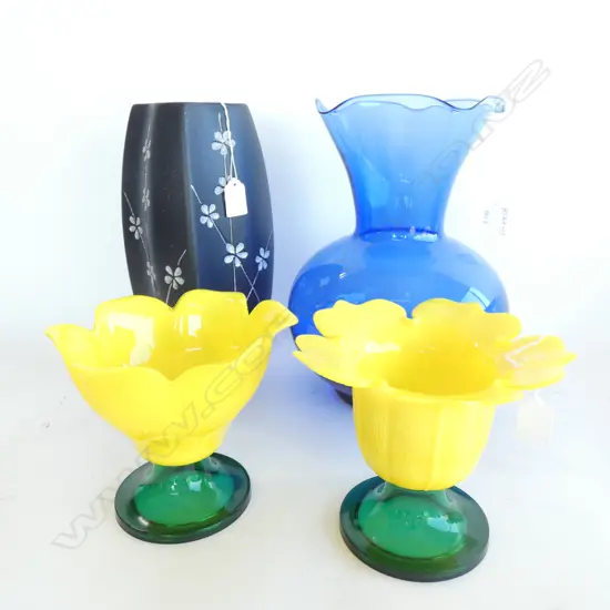 3 COLOURED GLASS VASES & BLACK METAL VASE H. 310MM