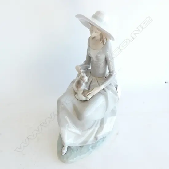 LLADRO LADY w. DOG (FINGER REPAIRED) H.330mm