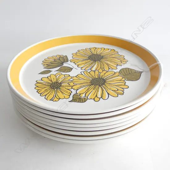 EIGHT CROWN LYNN FORMA 'CHARMAINE' DINNER PLATES DIA 265MM (AS NEW)