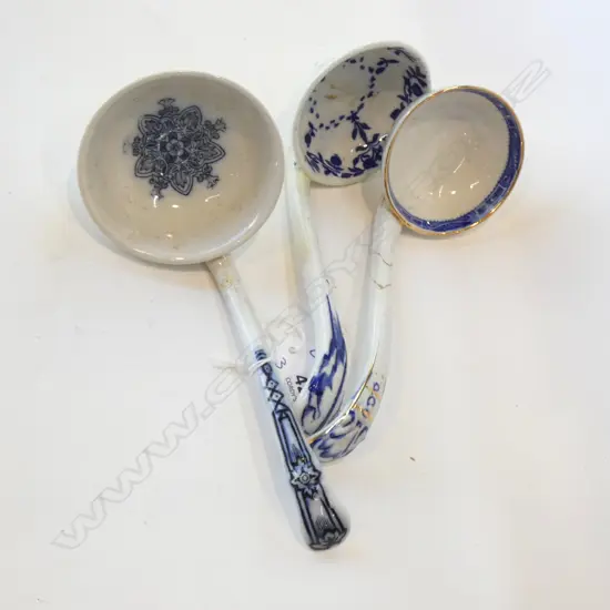 3 VINTAGE ASST BLUE & WHITE SAUCE LADLES L. 85MM