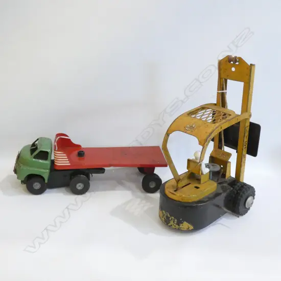 TIN PLATE TOYS; HYSTER FORKLIFT & TRI-ANG TRAILER TRUCK (L 320MM)