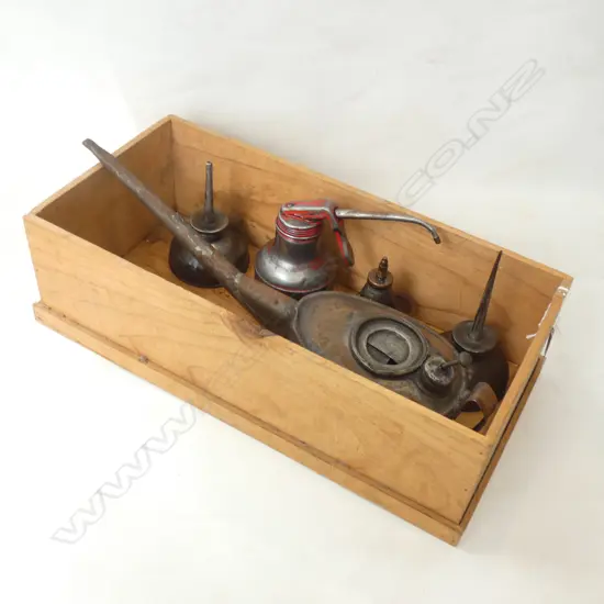 BOX VINTAGE OIL CANS 