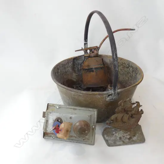 COPPER JAM POT OF BRASS DOOR KNOCKERS / LOCK / DOOR STOP / OIL CANS ETC.