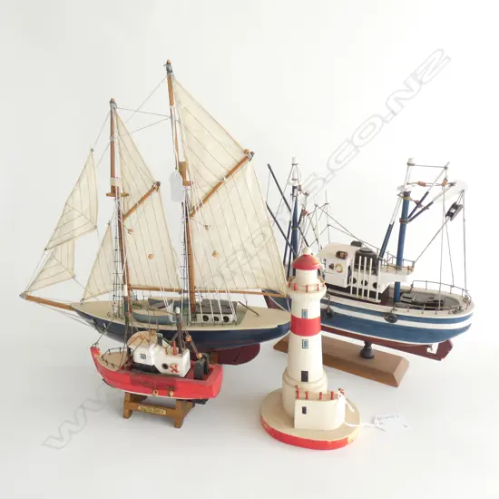 3 MODEL BOATS H.390mm + LIGHTHOUSE
