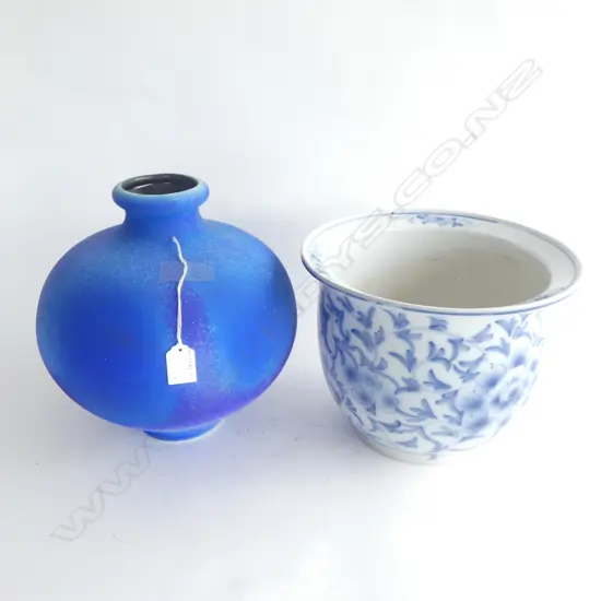 B/W JARDINERE + CONTEMPORARY BLUE VASE H.210mm