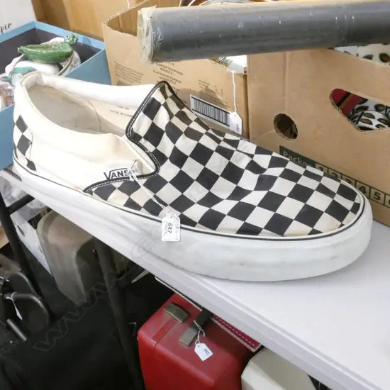LG VANS BLACK & WHITE DISPLAY SHOE - SZ66 L. 540MM