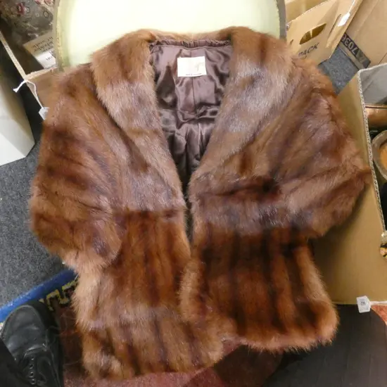 HAT BOX w. FUR STOLE