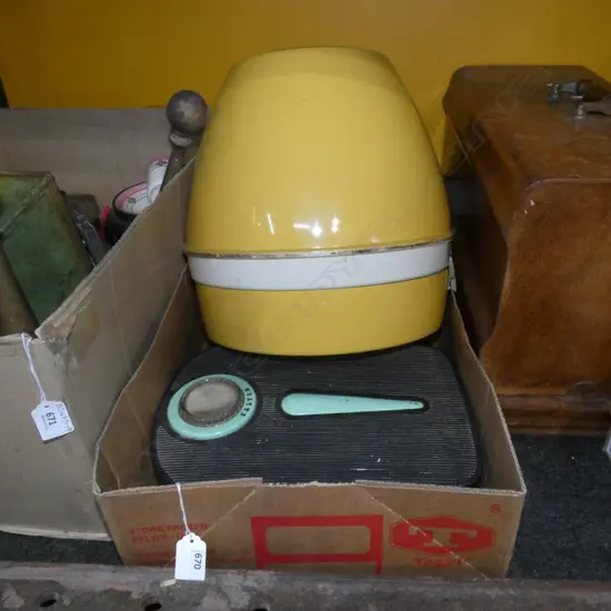 BOX VINTAGE BATHROOM SCALES & HAIRDRYER