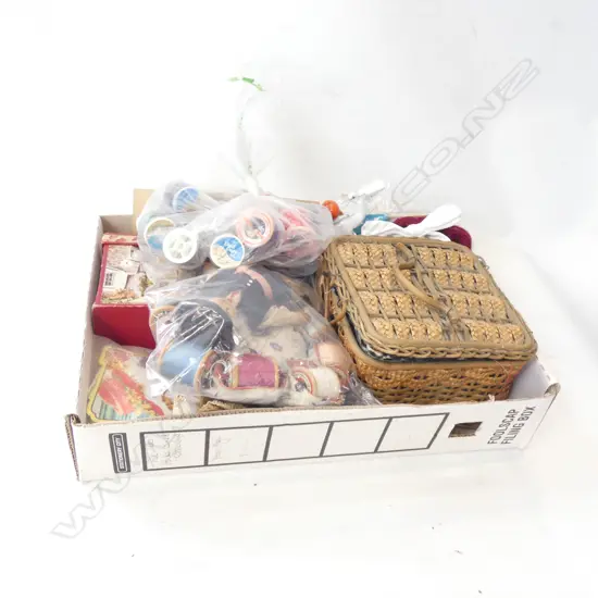 BOX LOT VINTAGE SEWING & NEEDLEWORK RELATED ITEMS 