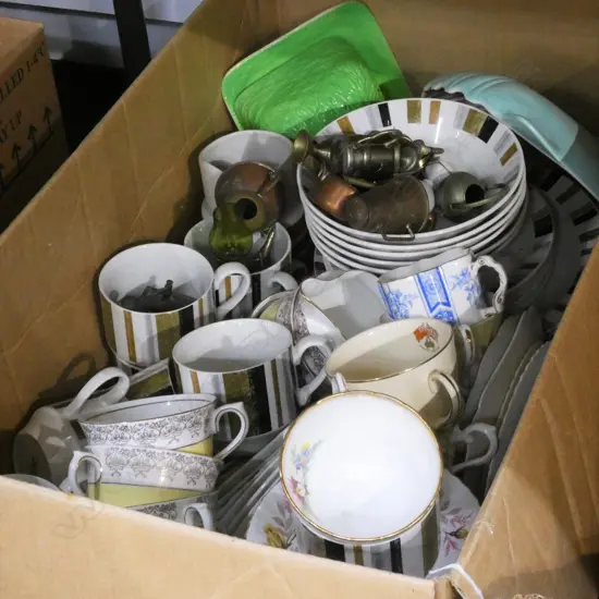 BOX LOT ASST. CHINA INCL. MIDWINTER PART DINNER SET, POOLE, COLCLOUGH ETC