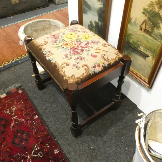 EMBROIDED TOPPED STOLL H 470 MM