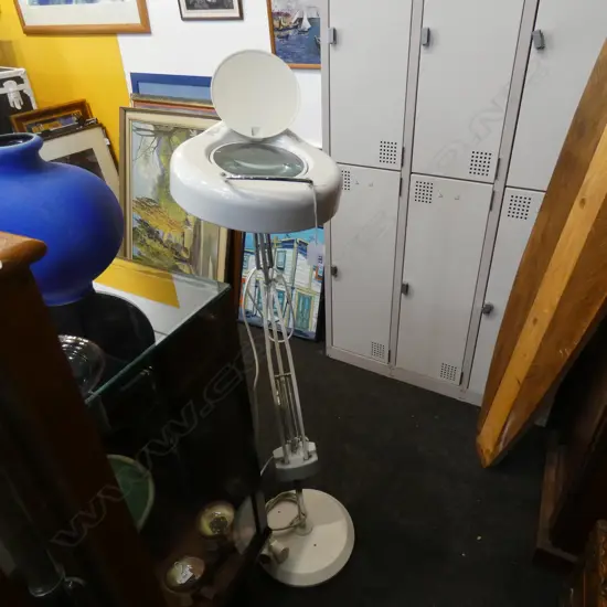 WHITE METAL MAGNIFYING LAMP 