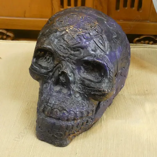 LG PAINTED CONCRETE SKULL 30KG 