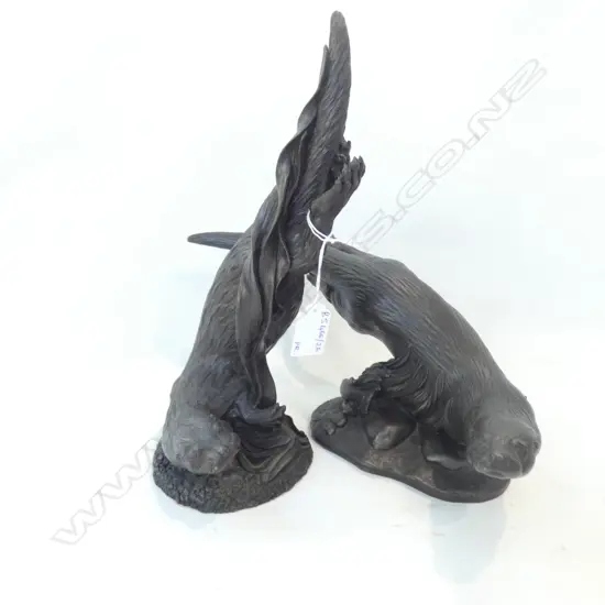 PR BRONZED RESIN SWIMMING OTTERS W.310mm