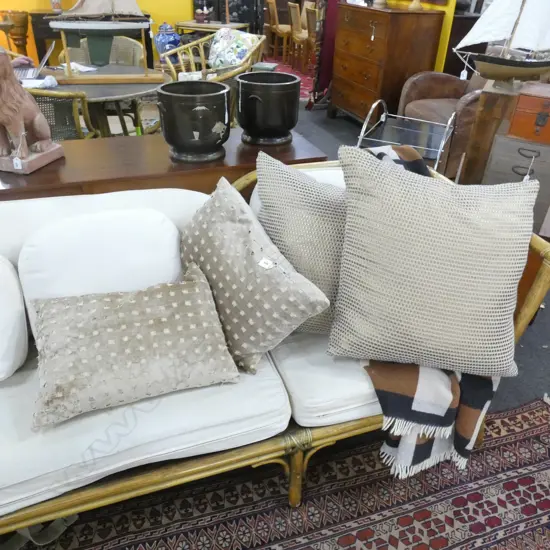 4 ASSORTED CUSHIONS 2 VELVET & LINEN 500MM X 350 2X LINEN MIX 550X550MM 