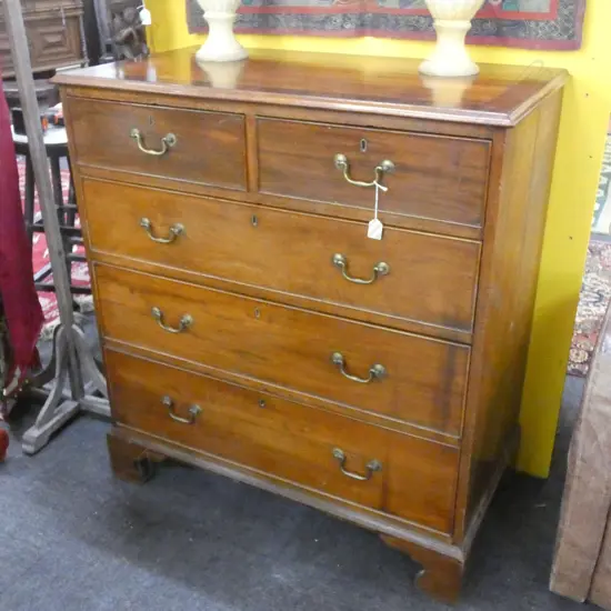 19TH C MAHOGANY CROSS BANDED FLAT FRONT CHEST OF DRAWERS H 1080 MM W 970 MM SPILT TO SIDE