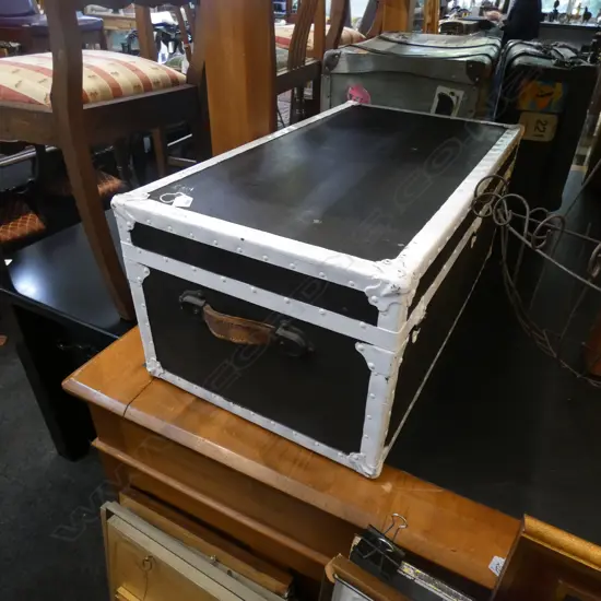 TRAVELLING TRUNK