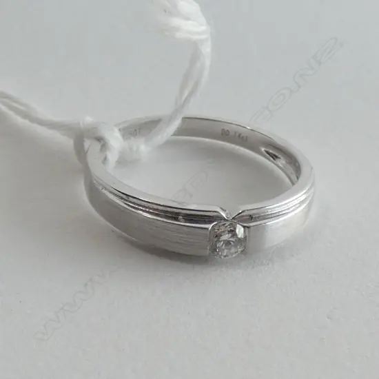 18CT WHITE GOLD AND DIAMOND SET BAND