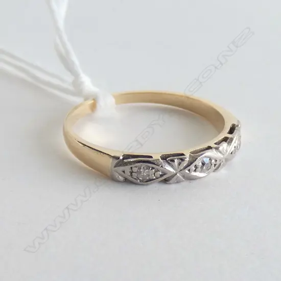 18CT GOLD AND THREE DIAMOND BAND