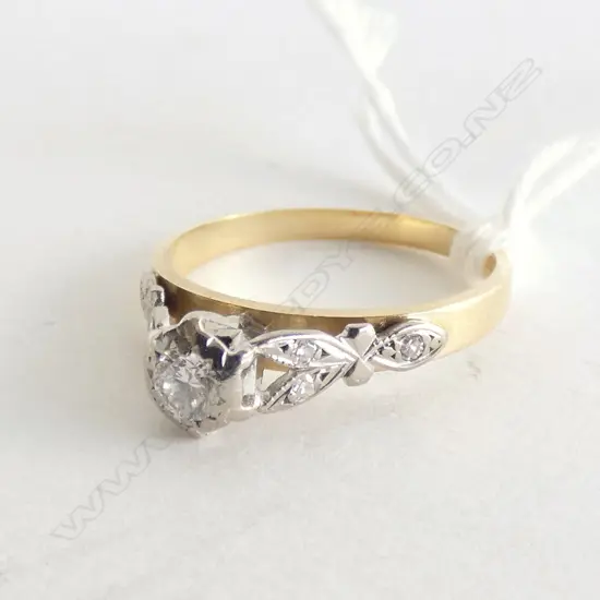 18CT GOLD AND DIAMOND SOLITAIRE RING