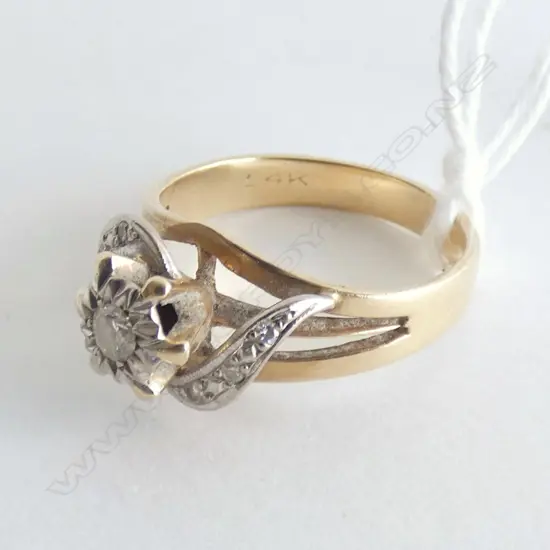 14CT GOLD AND DIAMOND RING