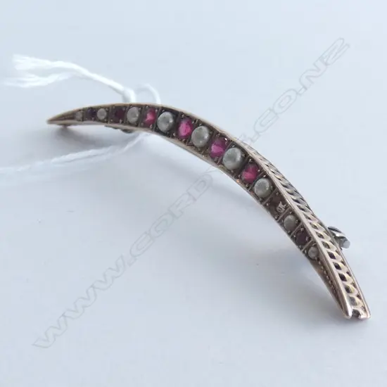 9CT GOLD SEED PEARL CRESCENT BROOCH 4.11gm ONE STONE MISSING