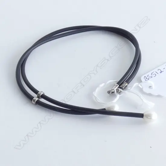 SILVER PEARL AND RUBBER NECKLACE