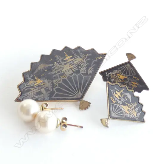 JAPANESE DAMASCENE BROOCH AND EARRINGS PLUS A PAIR OF PEARL STUD EARRINGS 