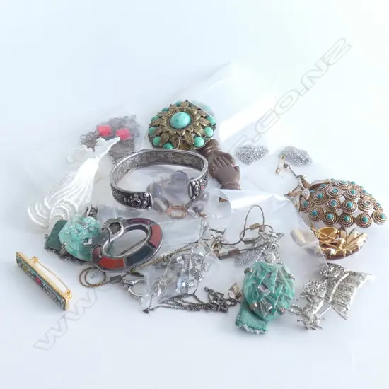 SM BAG ASST JEWELLERY; BROOCHES / EARRINGS/ CHAINS ETC..
