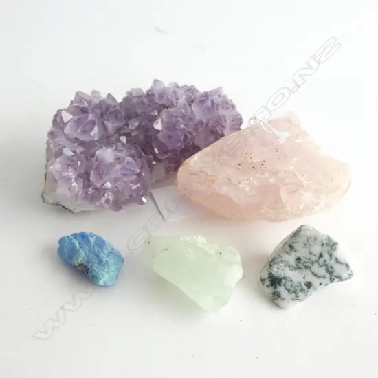 2 PCES QUARTZ, ROSE & PURPLE AMETHYST + 3 COLOURED STONES