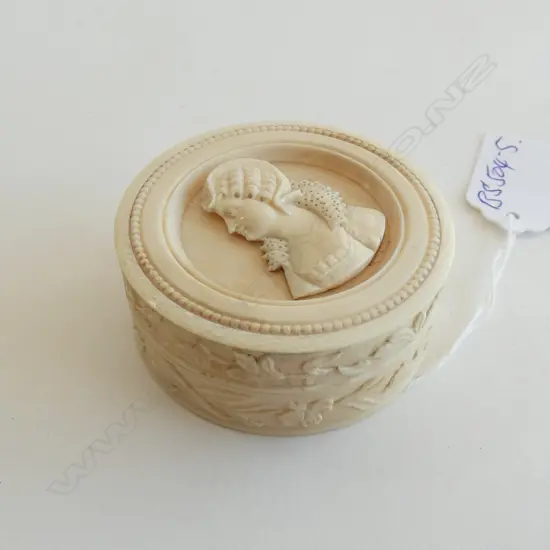 ANTIQUE IVORY PATCH BOX WOMAN PORTRAIT Dia.60mm