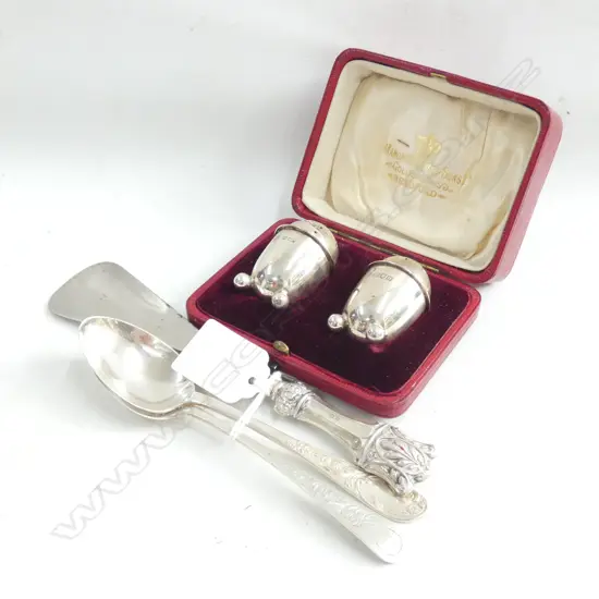 2 STG SILVER TEASPOONS, SALT & PEPPER SHAKERS CASED, STG HANDLE SHOE HORN APPROX 80 GRAMS STG