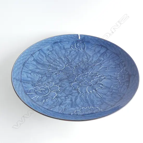 RAISED PATTERN ORIENTAL SIGNED PLATE.  FLOWERS AND LEAVES  D372mm