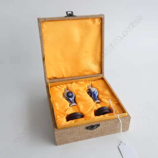 PR MINIATURE CHINESE B&W VASES W STANDS. BOXED