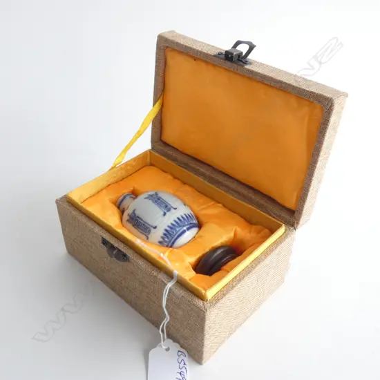 CHINESE SMALL BLUE & WHITE VASE WITH 'LONGGIVETY' ...