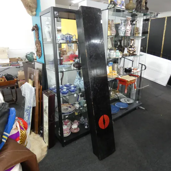 LACQUERED CEDAR BOX WITH SYLISED BUTTERFLY FAMILY CREST - EARLY 20TH CENT.