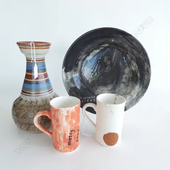 4 CONTEMPORARY POTTERY PCES; PLATE, 2 MUGS & VASE H.255mm