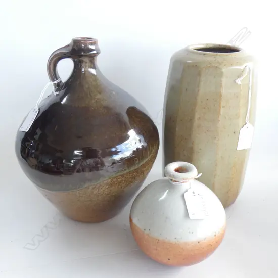 3 STUDIO POTTERY PCES w. 'M' STAMP; LARGE FACETED VASE H.235mm, SMALL SHINO VASE, DARK GLAZED FLAGGON 