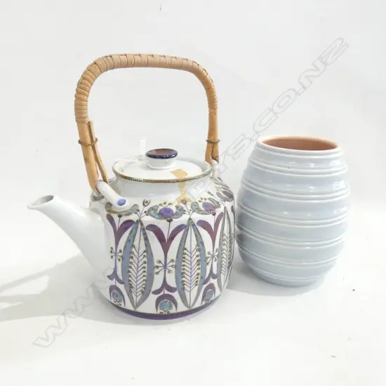DANISH TEA POT & RIBBED POOLE VASE H.130mm