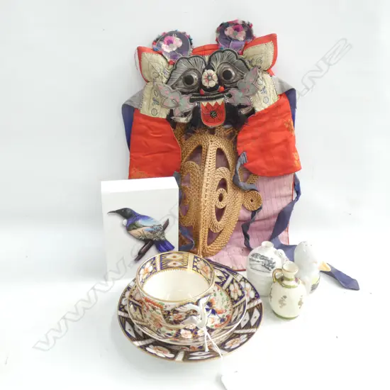 19thC DERBY IMARI TRIO AF + 3 PCES NZ SOUVENIR CHINA, WOVEN MASK & CHINESE HEAD DRESS + TUI ARTWORK