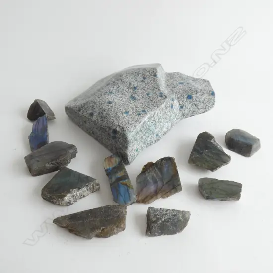 TRAY OF K2 GRANITE + LABRADORITE PIECES