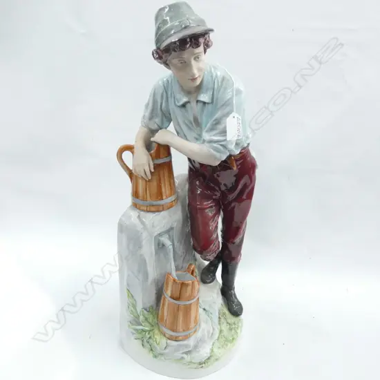 LGE ROYAL DUX FIGURE YOUNG MAN AT THE WELL H.600mm